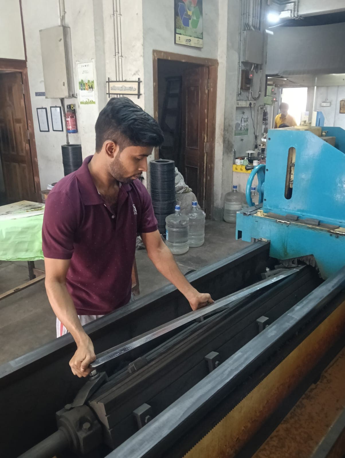 DKPL operator performing industrial knife grinding